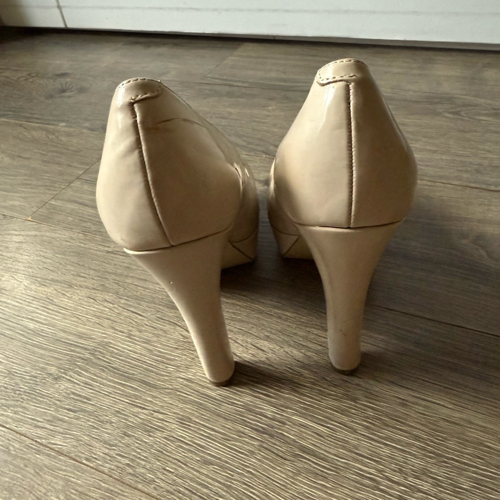 Guess Cream Platform Heels - Picture 4 of 4